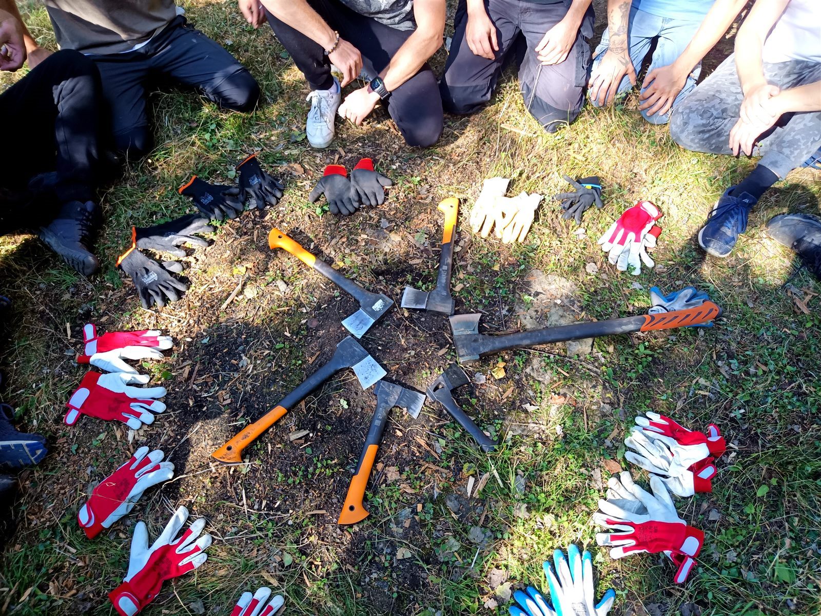 Mężczyźni podczas wspólnego działania — Przestrzeń M